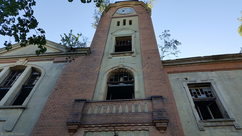 Der aufgesetzte Balkon gibt der Fassade eine zusätzliche Attraktivität. - Stand Juni 2019 Kohlenkirche: Verwaltung Außen