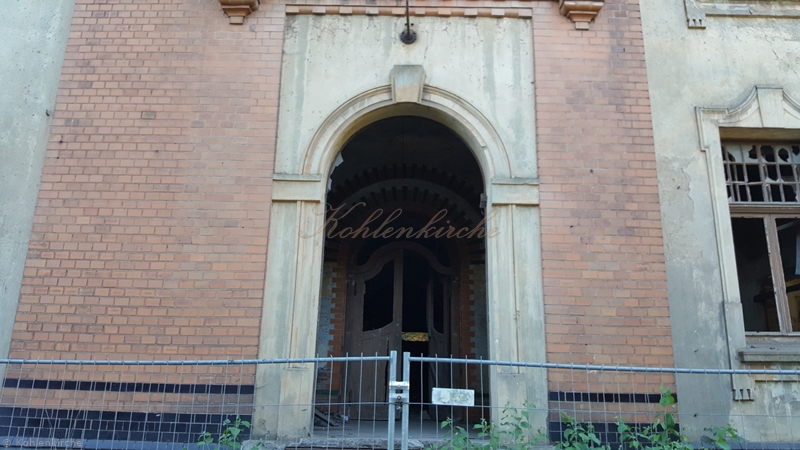 Den Haupteingang zur Verwaltung betrat man durch eine Rundbogenholztür. - Stand Juni 2019 Kohlenkirche: Verwaltung Außen
