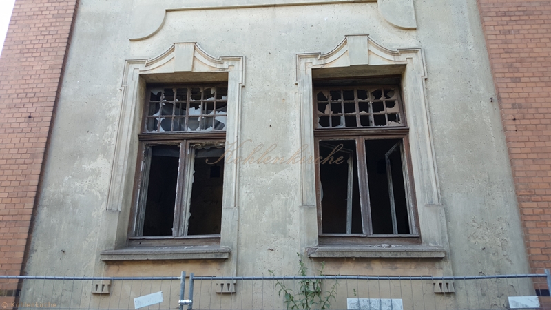 Die Fenster mit ihrem Oberlichtsprossen in obligatorischem Holz. - Stand Juni 2019 Kohlenkirche: Verwaltung Außen