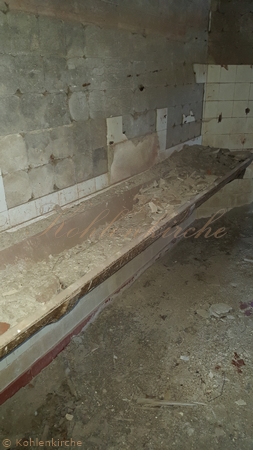 Ein altes Urinal in den Toilettenräumen der Verwaltung. Kohlenkirche: Verwaltung Innen