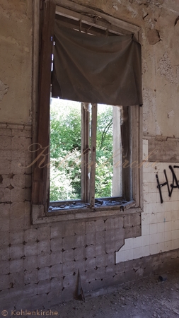 Ein altes Rollo hängt noch immer an seinem Platz. Kohlenkirche: Verwaltung Innen