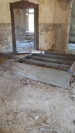 Mitten im Flur des ersten Stockwerkes liegt ein altes Regal. Kohlenkirche: Verwaltung Innen