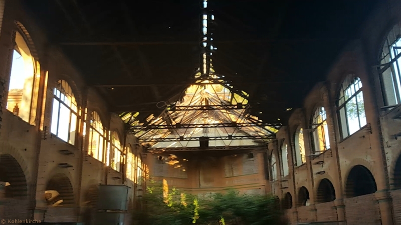 Das Mittelschiff der Waschkaue in Richtung zur Verwaltung. Kohlenkirche: Waschkaue Innen