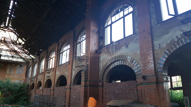 Die rechte noch gut erhaltene Seite des Mittelschiffes. Kohlenkirche: Waschkaue Innen