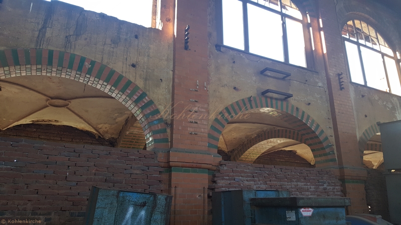 Das Mittelschiff ist teilweise durch Mauern von den Seitenschiffen getrennt. Kohlenkirche: Waschkaue Innen