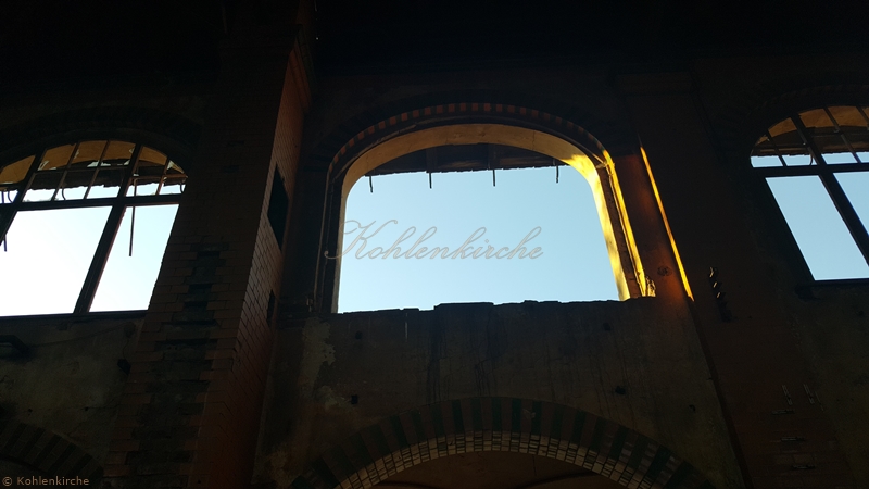 Die wunderschönen Segmentbogenfenster der Waschkaue. Kohlenkirche: Waschkaue Innen