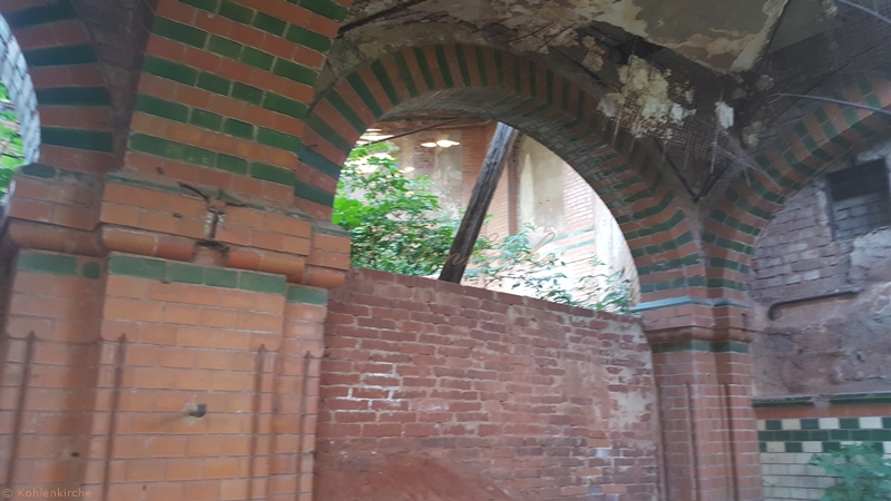 Die Stützpfeiler und Rundbögen sind handwerklich konstruiert. Kohlenkirche: Waschkaue Innen