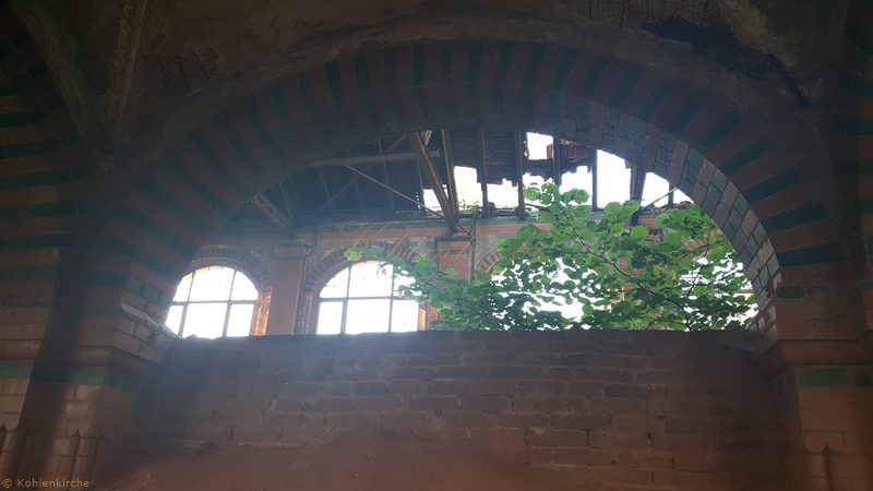 Der Blick fällt auf die nördlichen Fenster der Kaue. Kohlenkirche: Waschkaue Innen