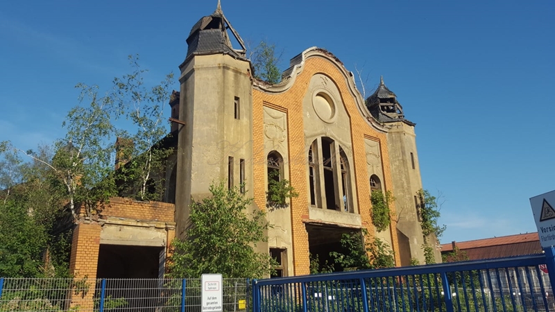 Der erste Blick fällt auf die beiden Türme und dem wunderschönen Segmentbogen. - Stand Juni 2019 Kohlenkirche: Waschkaue Außen