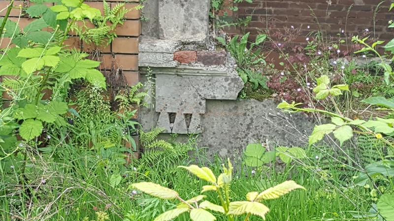 An dem unteren Fenster wurde damals auch auf Details geachtet. - Stand Juni 2019 Kohlenkirche: Waschkaue Außen