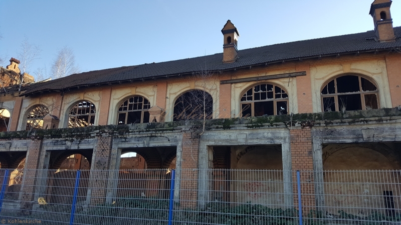 Das Mittelschiff hat gewölbte und das Seitenschiff normale Fenster mit Sprossen. - Stand Februar 2019 Kohlenkirche: Waschkaue Außen