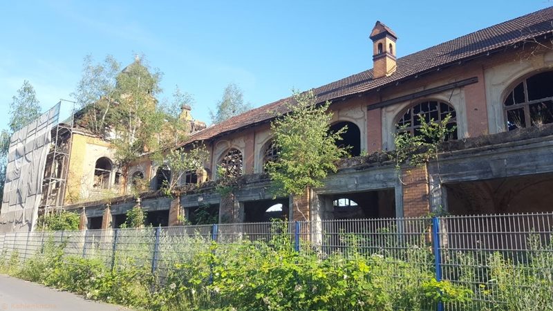 Die längliche Waschkaue mit der dazugehörigen Verwaltung. - Stand Juni 2019 Kohlenkirche: Waschkaue Außen