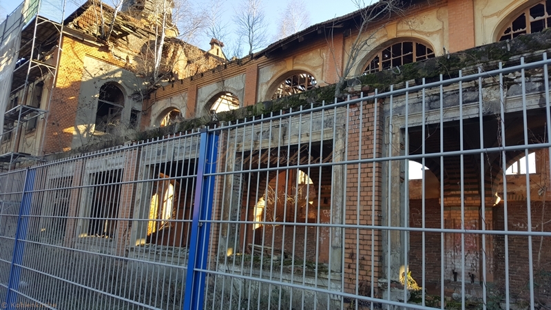 Der Blick von Außen in das Innere der Waschkaue. - Stand Februar 2019 Kohlenkirche: Waschkaue Außen