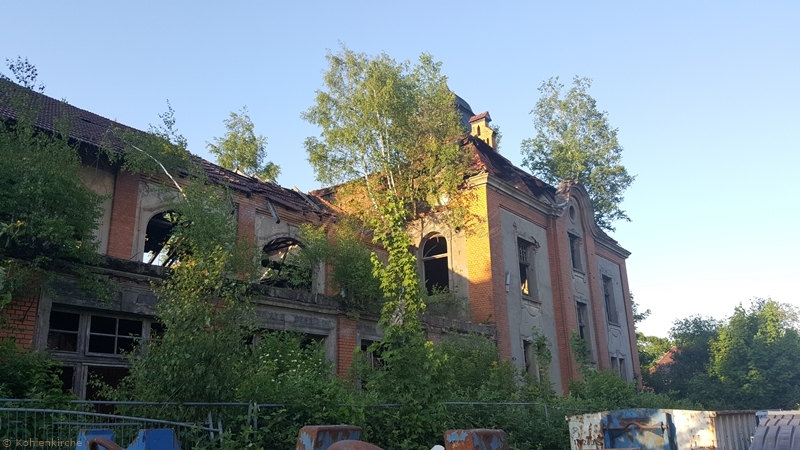 Unten sieht man, von der Südseite aus, noch ein vorhandenes Holzfenster. - Stand Mai 2018 Kohlenkirche: Waschkaue Außen