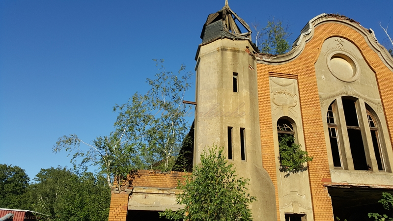 Die sechseckigen Türme von der Waschkaue springen an den Mauerecken hervor. - Stand Juni 2019 Kohlenkirche: Waschkaue Außen