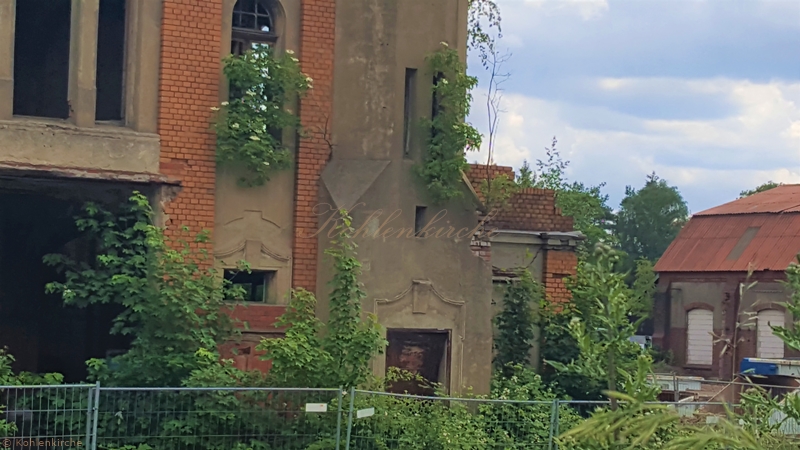 Eine Tür führt direkt in den Turm. - Stand Mai 2018 Kohlenkirche: Waschkaue Außen