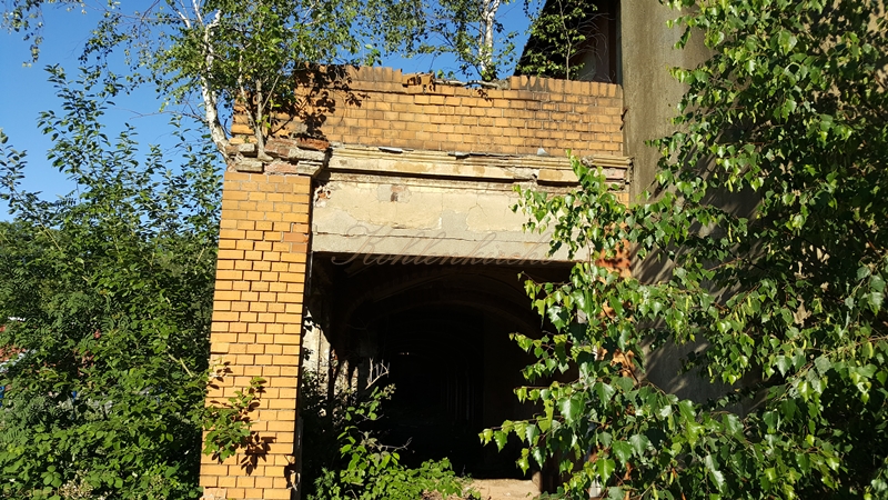 An den Seitenschiffen der Waschkaue war ein Fenster und oben stand ein kleines Türmchen. - Stand Juni 2019 Kohlenkirche: Waschkaue Außen