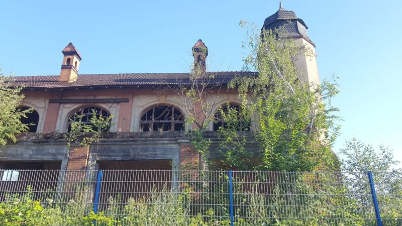Auf dem Dach der Waschkaue standen weitere kleine Türmchen für die Abluft. - Stand Juni 2019 Kohlenkirche: Waschkaue Außen