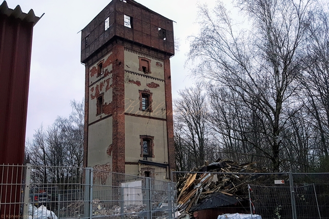 Der Wasserturm – ein Tag vor dem Abriss. Das Tiefbrunnenhaus liegt zerstört daneben. - Stand Januar 2018 Kohlenkirche: Wasserturm