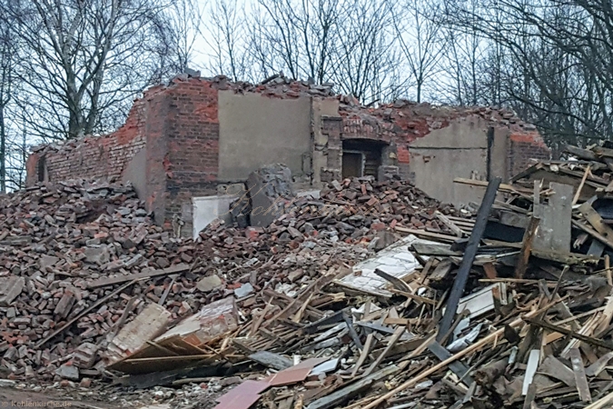 Der historische Wasserturm liegt zerstört am Boden. - Stand Januar 2018 Kohlenkirche: Wasserturm