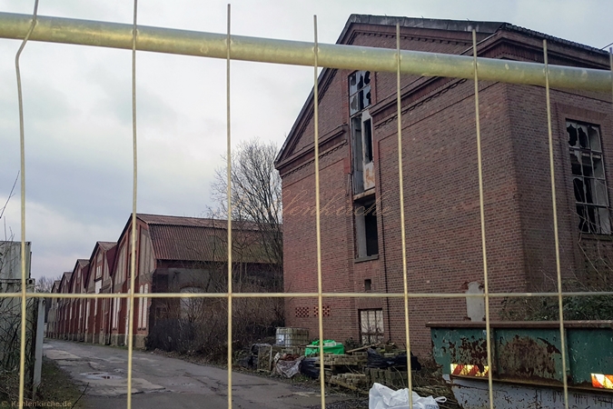 Sicht der Werkstätten von der Ostseite. Vorne ist noch das Maschinenhaus zu sehen, welches 2018 abgerissen wurde. - Stand Januar 2018 Kohlenkirche: Werkstätten