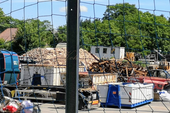 Die zerstörten Werkstätten wurden erst 7 Monate später abgerissen. - Stand: Juni 2020 Kohlenkirche: Werkstätten