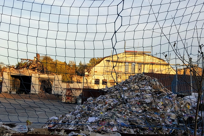 Die erste Werkstatt wurde fast vollständig vom Brand zerstört. - Stand Oktober 2019 Kohlenkirche: Werkstätten